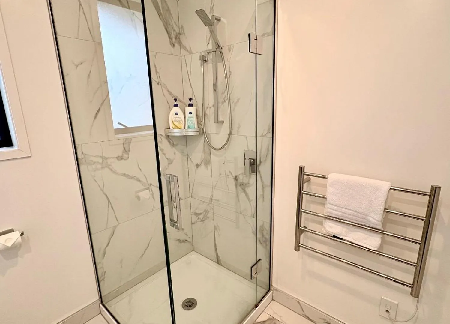 Close To Arena And One Kilometer From Railway Station Onsite Ev Car Park Christchurch 0*,