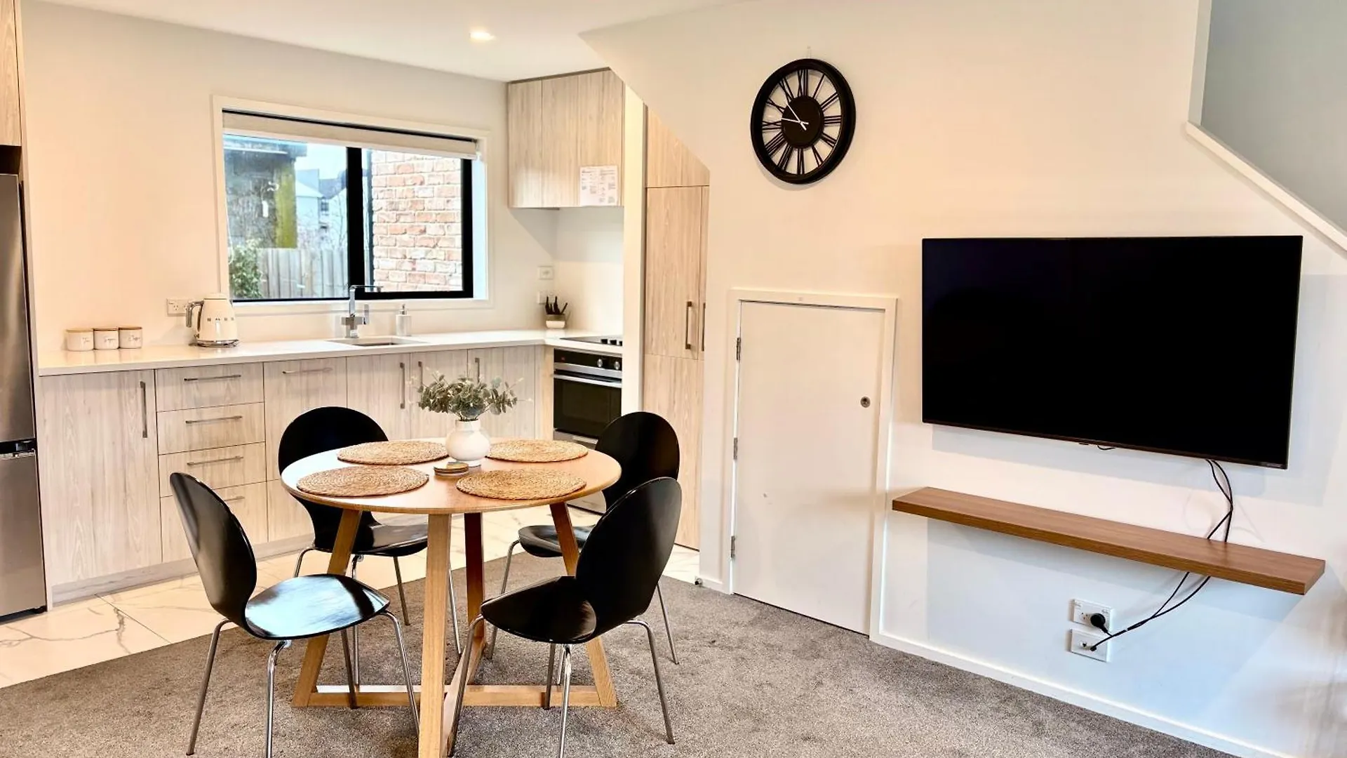 Close To Arena And One Kilometer From Railway Station Onsite Ev Car Park Christchurch